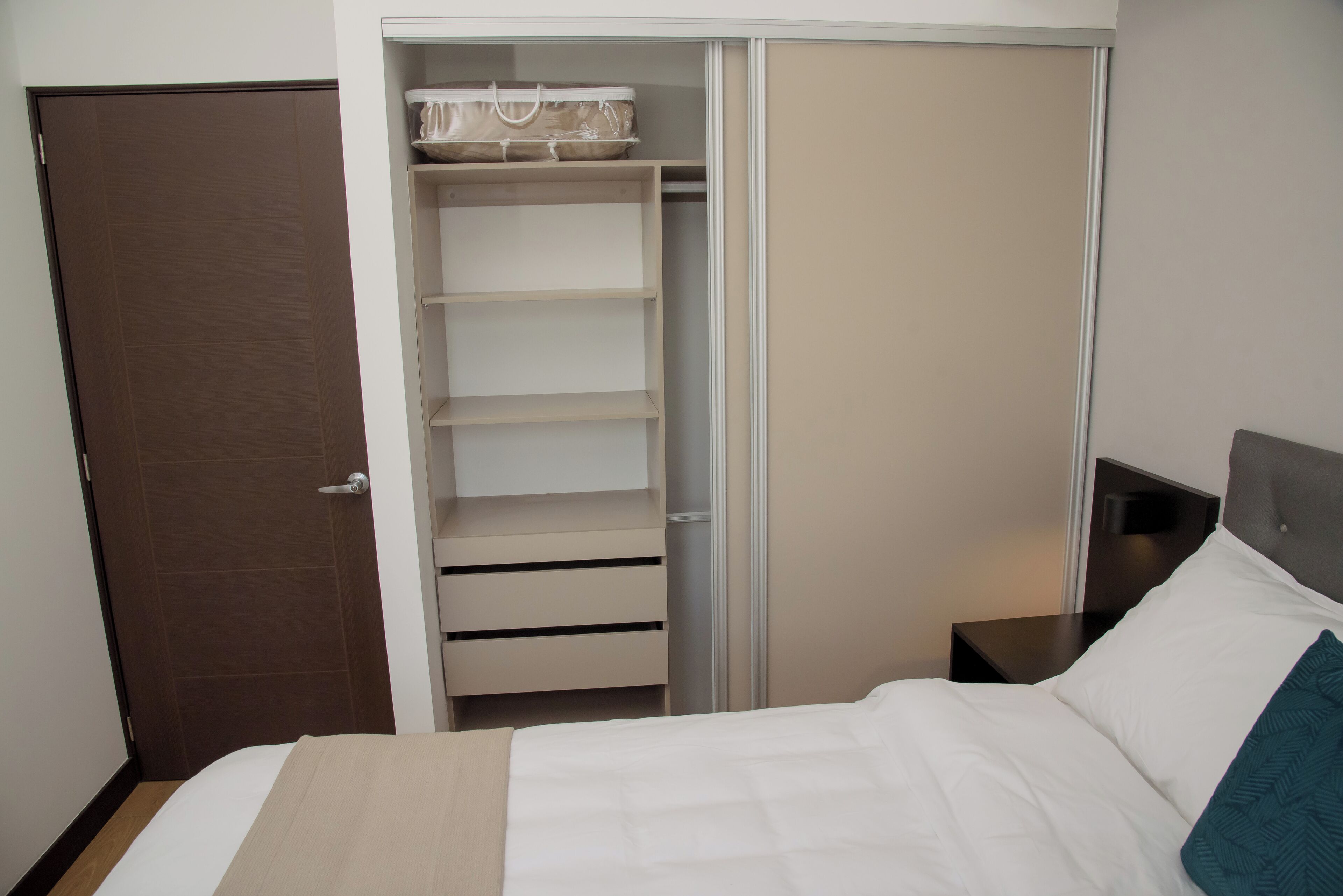 2 bedrooms, iron/ironing board, internet, bed sheets