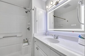 Hair dryer, towels, soap, toilet paper - 109 Great Ocean View Prime Location (Destin)