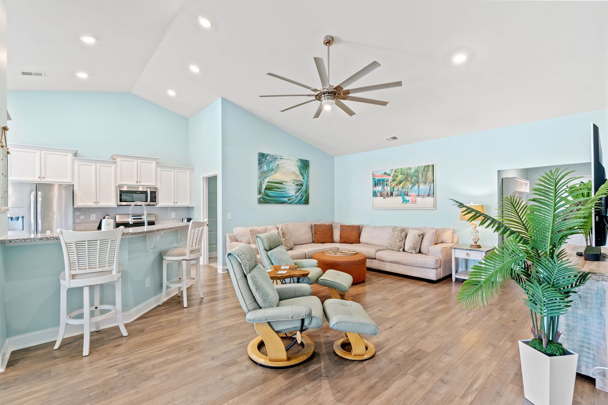 TV, videogames, pebolim, escritórios