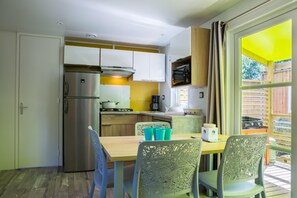 Réfrigérateur, micro-ondes, plaque de cuisson, lave-vaisselle