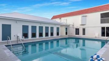 Piscine extérieure, piscine chauffée