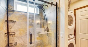 Haartrockner, Handtücher, Seife, Toilettenpapier