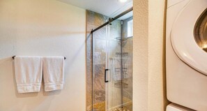Haartrockner, Handtücher, Seife, Toilettenpapier