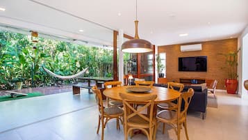 Casa, vista para o jardim | Opções para refeição