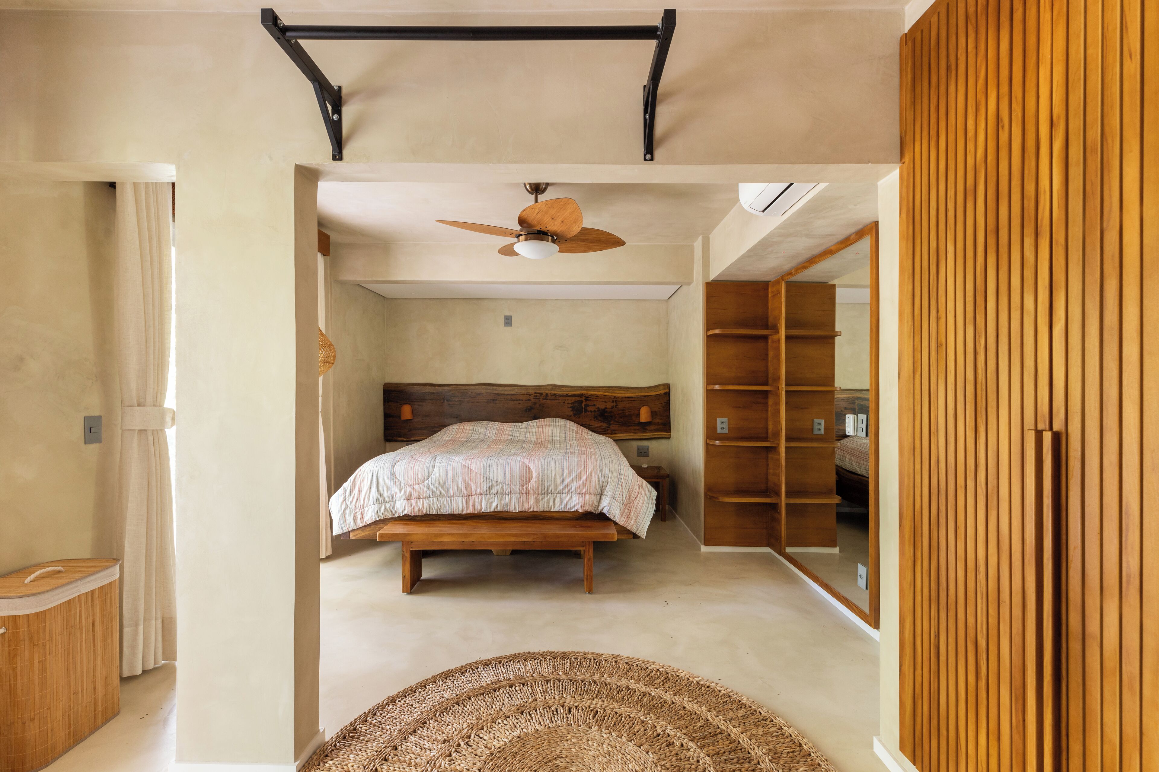 Cortinas blackout, tabla de planchar con plancha y wifi gratis 