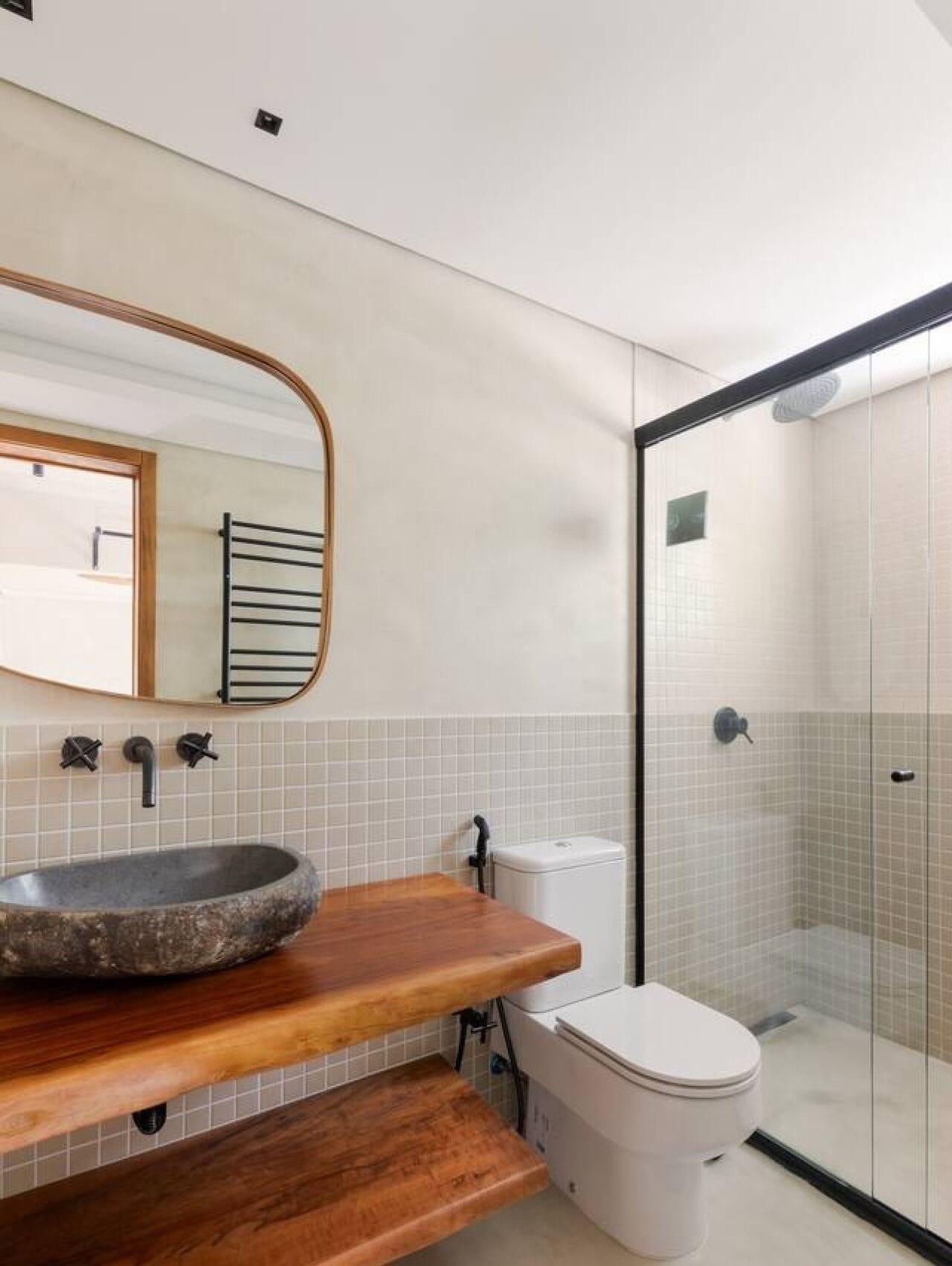 Casa, vista para o jardim | Banheiro | Sabonete, shampoo