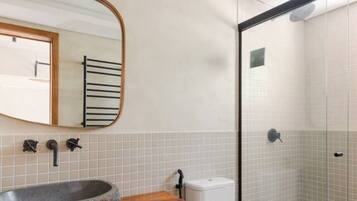 Casa, vista para o jardim | Banheiro | Sabonete, shampoo