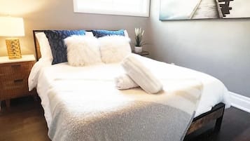 Desk, WiFi, bed sheets