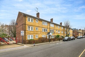 Exterior - Chic Arlington Home | Walk to Angel & King’s Cross (Greater London)