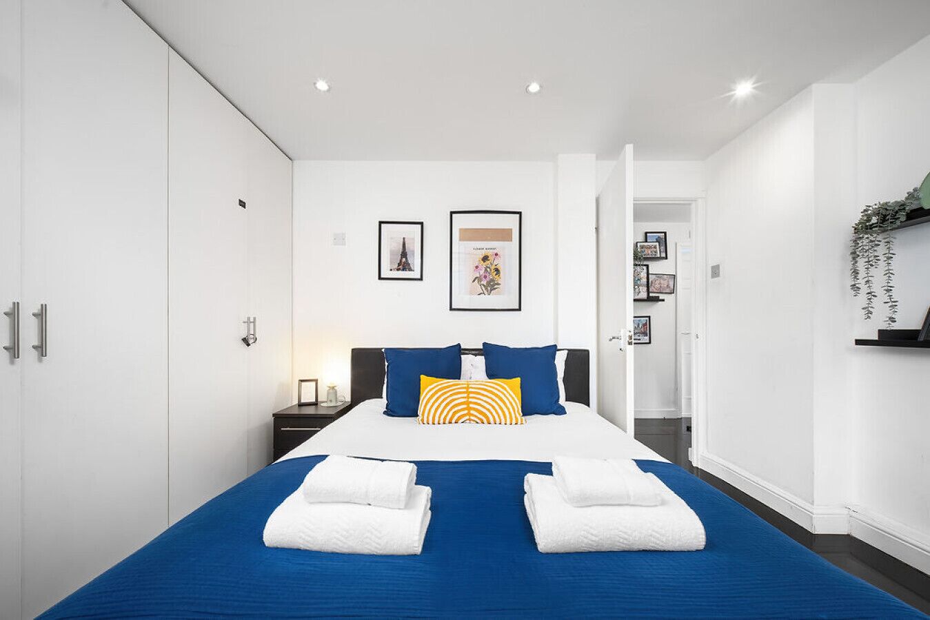 2 chambres, bureau, fer et planche à repasser, lit parapluie