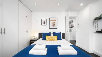 2 chambres, bureau, fer et planche Ă repasser, lit parapluie