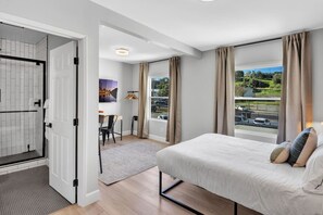 1 habitación, escritorio, tabla de planchar con plancha y cuna de viaje 