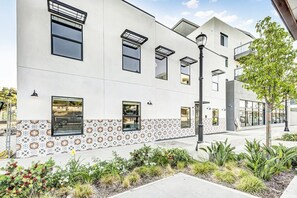 Exterior - Suite#06 · Large room. Queen Bed. Workspace. ❤ of Downtown (Vista)