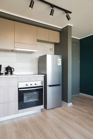 Réfrigérateur, four à micro-ondes, un four, surface de cuisson
