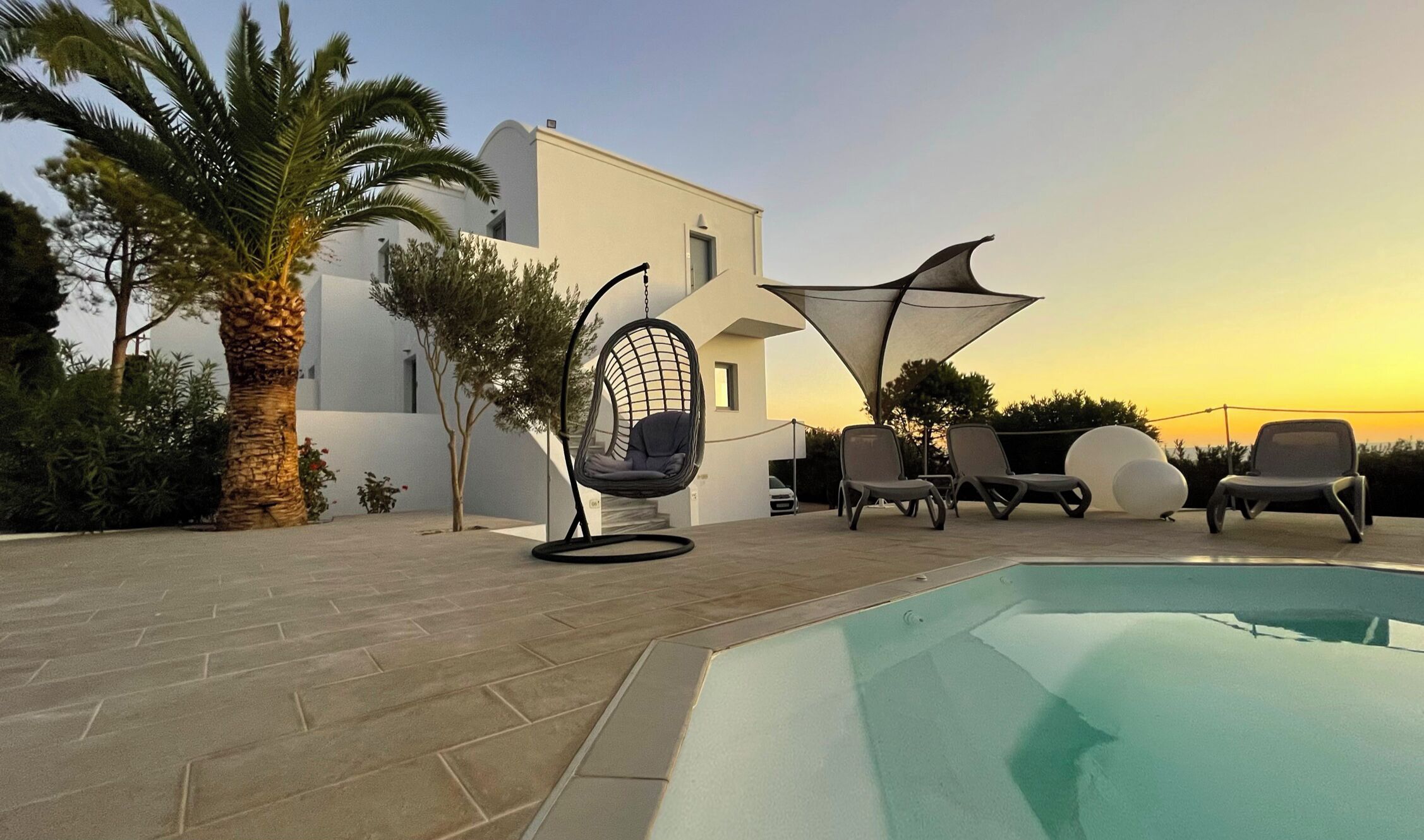 Una piscina al aire libre