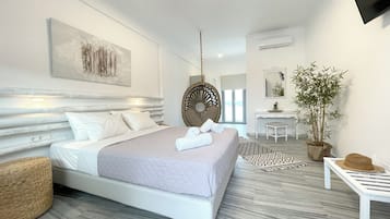 Habitación Deluxe, balcón, vistas al mar | Tabla de planchar con plancha y wifi gratis