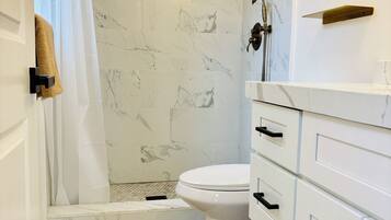 Dusj, hårføner, håndklær og såpe