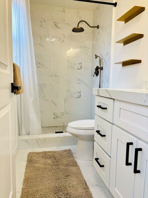 Dusj, hårføner, håndklær og såpe