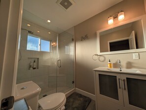 Shower, towels, soap, toilet paper - Phenomenal modern 3-bedroom 2-bathroom house with AC & Pool in Encino Village. (Los Angeles)