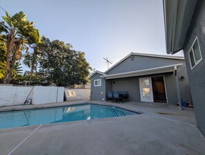 Outdoor pool - Phenomenal modern 3-bedroom 2-bathroom house with AC & Pool in Encino Village. (Los Angeles)