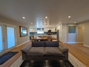 Smart TV - Phenomenal modern 3-bedroom 2-bathroom house with AC & Pool in Encino Village. (Los Angeles)
