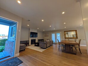 Interior - Phenomenal modern 3-bedroom 2-bathroom house with AC & Pool in Encino Village. (Los Angeles)