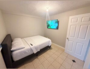 2 bedrooms, desk, iron/ironing board, travel cot - Serene 2-BR home with AC, fast WiFi, free parking in friendly neighborhood (Houston)