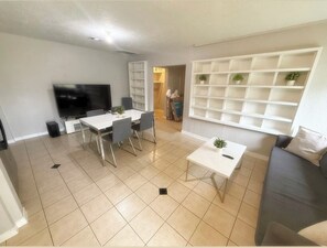 Interior - Serene 2-BR home with AC, fast WiFi, free parking in friendly neighborhood (Houston)