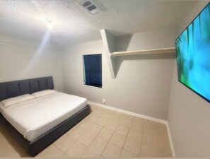 2 bedrooms, desk, iron/ironing board, travel cot - Serene 2-BR home with AC, fast WiFi, free parking in friendly neighborhood (Houston)