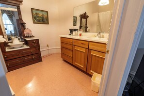 Single Room, 1 King Bed, Non Smoking | Bathroom - Jackson House  (Eureka)