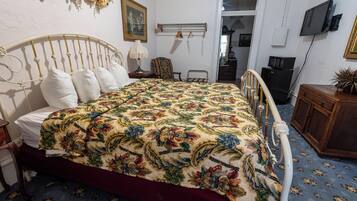 Single Room, 1 King Bed, Non Smoking | Blackout drapes, free WiFi