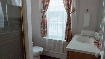 Single Room, Multiple Beds, Non Smoking | Bathroom | Free toiletries, hair dryer, towels, soap