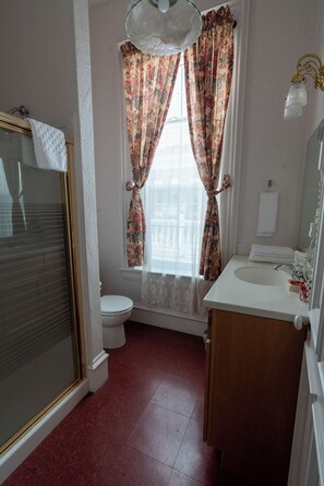 Single Room, Multiple Beds, Non Smoking | Bathroom | Free toiletries, hair dryer, towels, soap - Jackson House  (Eureka)