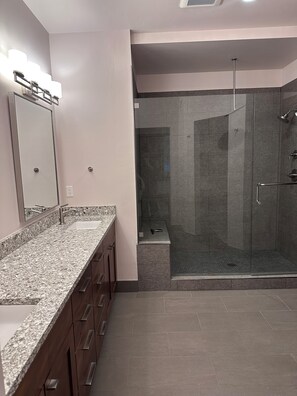 Douche, serviettes fournies, papier toilette