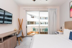 Tabla de planchar con plancha, cuna de viaje, wifi y ropa de cama 