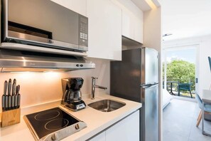 Réfrigérateur, micro-ondes, plaque de cuisson, cafetière/bouilloire