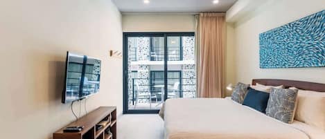 Een strijkplank/strijkijzer, reisbedje, wifi, beddengoed