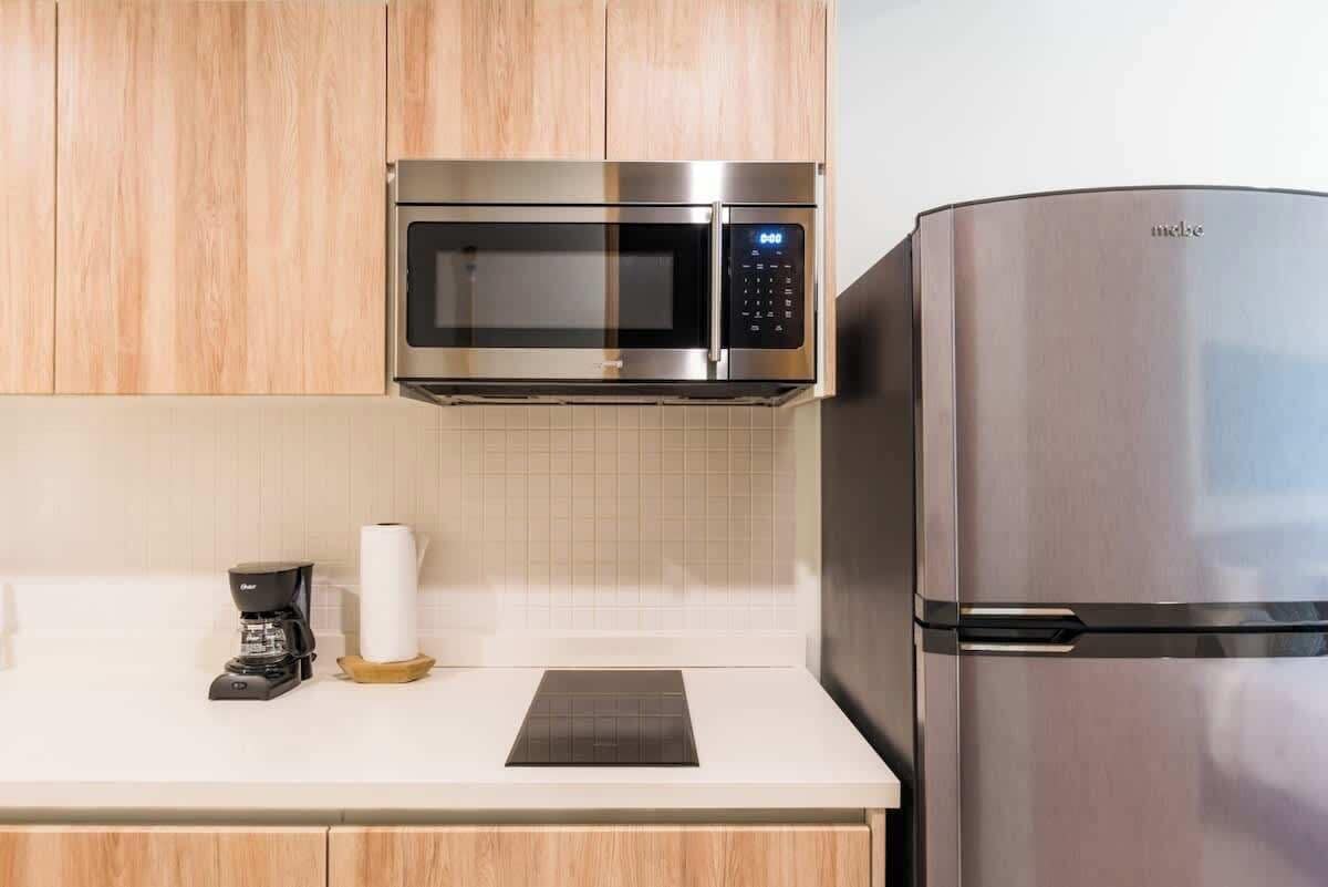 冷蔵庫、電子レンジ、コンロ、コーヒー / ティーメーカー