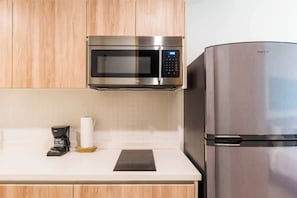 冷蔵庫、電子レンジ、コンロ、コーヒー / ティーメーカー
