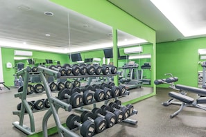 A gym with weightlifting equipment, mirrors, and green walls. - Penthouse w Private Rooftop Pool, 150m to 5th Ave (Playa del Carmen)