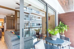 Outdoor dining - Central 1BR Condo w Rooftop Pools and Ocean View (Playa del Carmen)