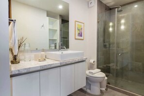 Dusche, Haartrockner, Handtücher