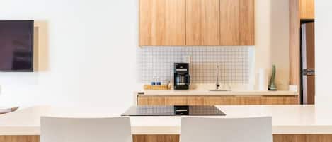 Een koelkast, een magnetron, een oven, een kookplaat