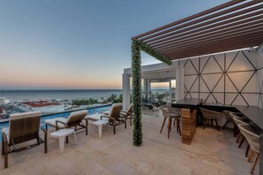 Outdoor dining - Oceanview Studio w/ Rooftop Pool Steps to Beach (Playa del Carmen)