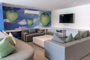 TV, offices - Stylish Condo w Rooftop Pool & Gym Near 5th Ave (Playa del Carmen)