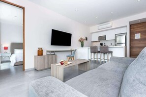 2 bedrooms, iron/ironing board, travel cot, WiFi - Stylish Condo w Rooftop Pool & Gym Near 5th Ave (Playa del Carmen)