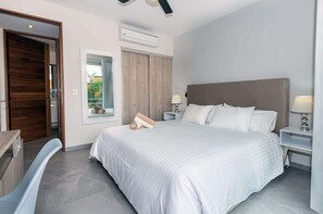 2 bedrooms, iron/ironing board, travel cot, WiFi - Stylish Condo w Rooftop Pool & Gym Near 5th Ave (Playa del Carmen)