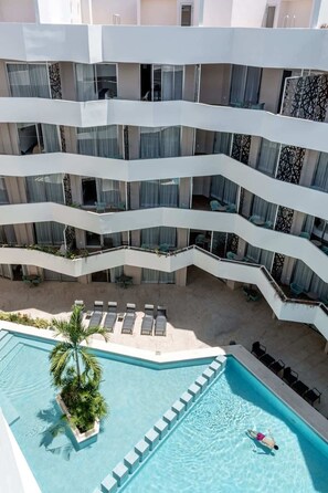 Pool - Stylish Condo w Rooftop Pool & Gym Near 5th Ave (Playa del Carmen)