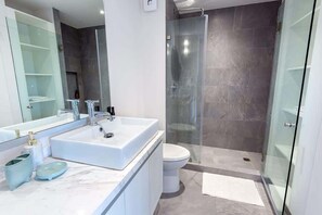Shower, hair dryer - Stylish Condo w Rooftop Pool & Gym Near 5th Ave (Playa del Carmen)