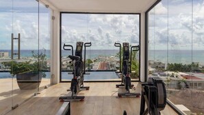 A spacious balcony with a view of the ocean and a swimming pool. - Beautiful view Studio near Beach (Playa del Carmen)